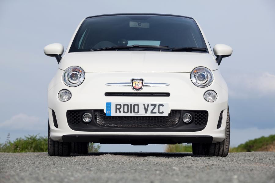  Abarth 500C 2010 года  (UK) (фото 6 из 32)